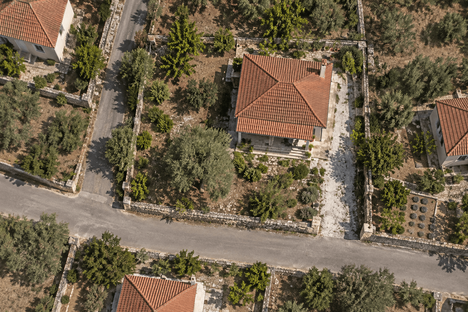 Εναέρια όψη υποθετικής μονοκατοικίας με ενδεικτικό περίγραμμα γεωτεμαχίου, όχι πραγματική δορυφορική λήψη ή κτηματολογικά δεδομένα