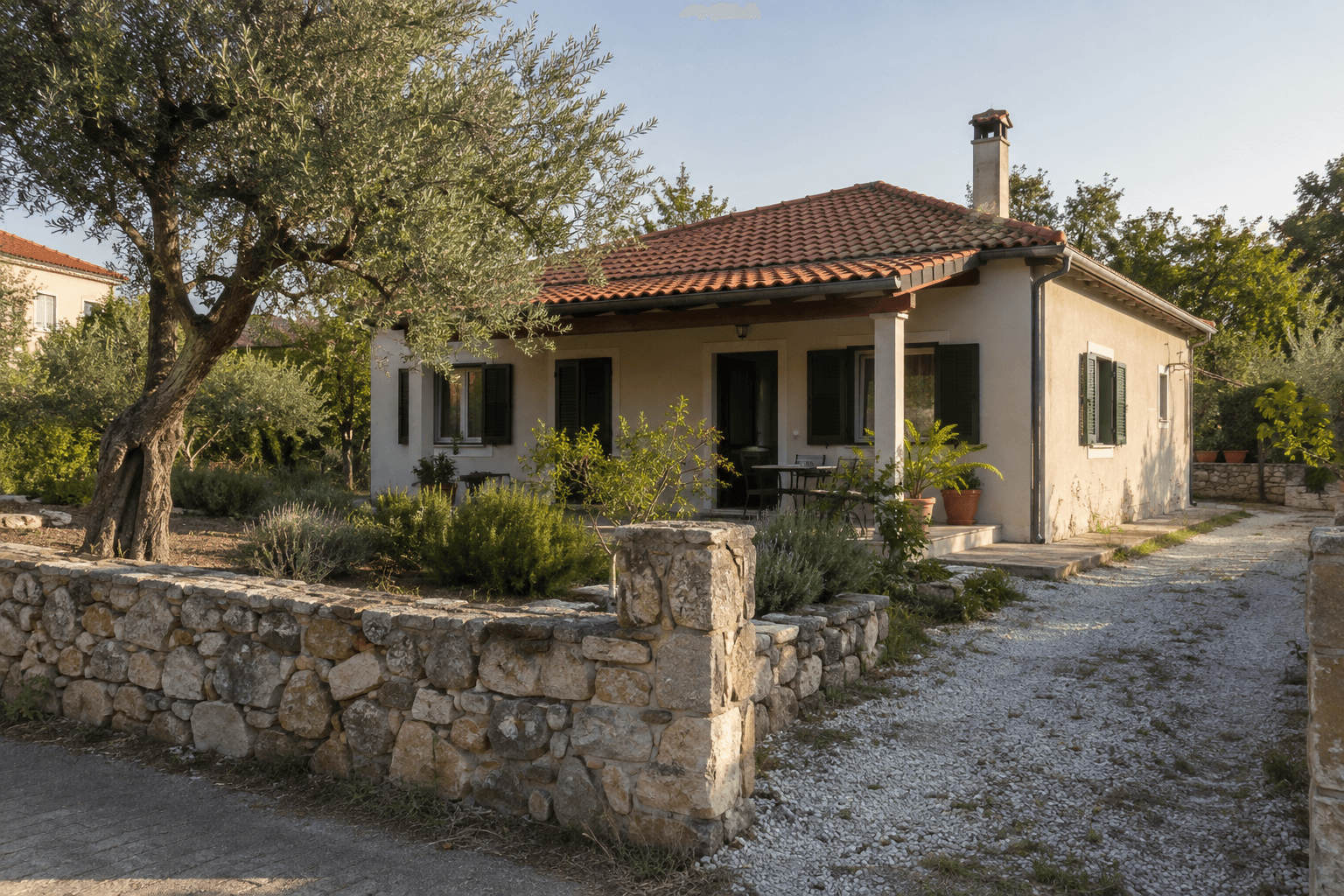 Εικόνα υποθετικής ελληνικής μονοκατοικίας με κεραμοσκεπή και κήπο, δημιουργημένη με τεχνητή νοημοσύνη
